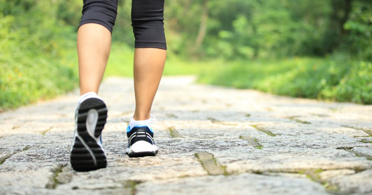 ragazza-cammina-con-scarpe-da-walking